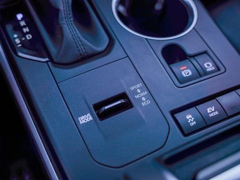 Used 2021 Toyota Highlander XLE image 28