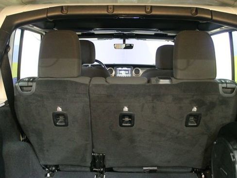 Used 2019 Jeep Wrangler Unlimited Sahara w/ Uconnect 4C Nav & Sound Group AWD/4WD image 14