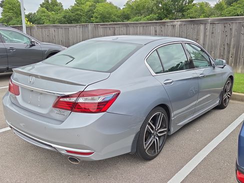 Used 2017 Honda Accord Touring image 8