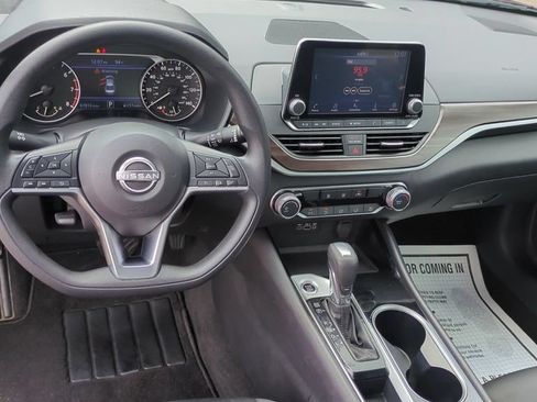 Used 2024 Nissan Altima 2.5 SV FWD image 16