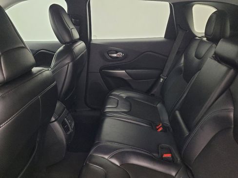 Used 2019 Jeep Cherokee Latitude Plus w/ Comfort/Convenience Group image 18