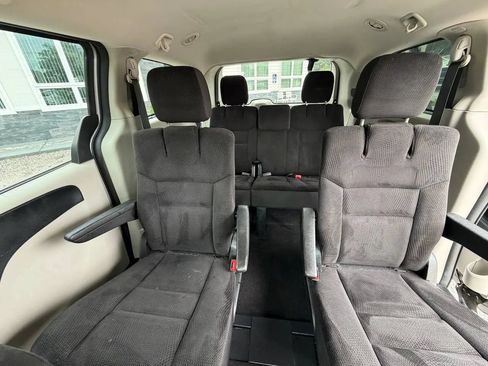 Used 2019 Dodge Grand Caravan SE w/ UConnect Hands-Free Group FWD image 11