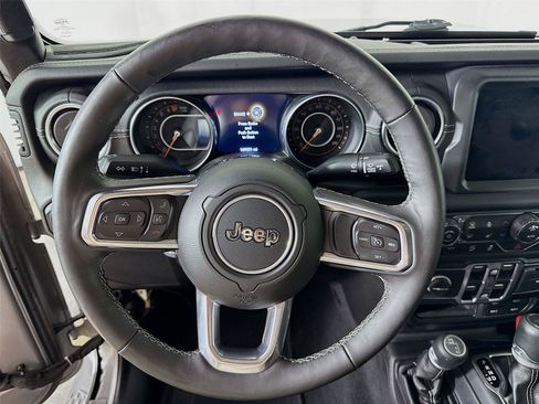 Used 2020 Jeep Gladiator Overland AWD/4WD image 18