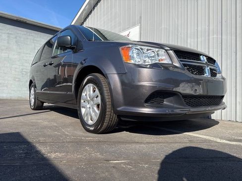 Used 2018 Dodge Grand Caravan SE w/ UConnect Hands-Free Group image 4