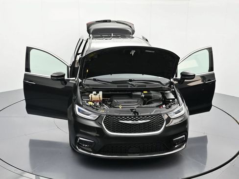 Certified 2023 Chrysler Pacifica Touring-L FWD image 46