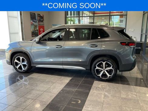 Used 2025 Volkswagen Tiguan SE FWD image 4