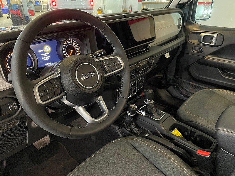 Used 2026 Jeep Wrangler Unlimited Sahara AWD/4WD image 8