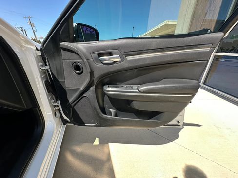 Used 2018 Chrysler 300 Touring L RWD image 31