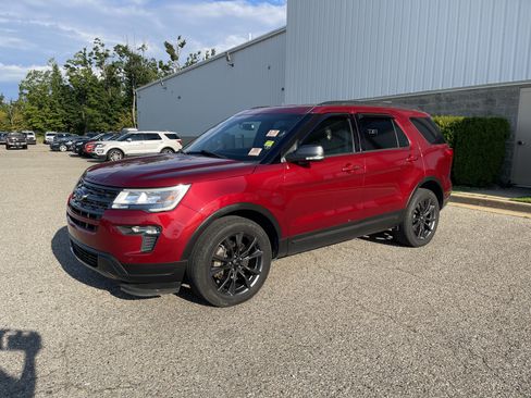 Used 2019 Ford Explorer XLT w/ Equipment Group 202A AWD/4WD image 8
