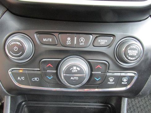 Used 2020 Jeep Cherokee Trailhawk w/ Cold Weather Group AWD/4WD image 13