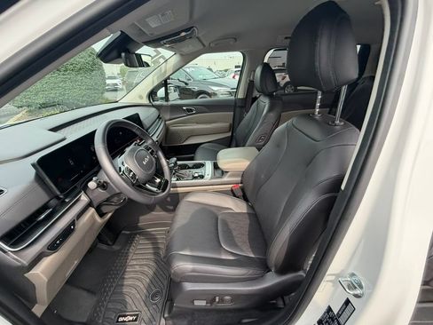 Used 2025 Kia Carnival EX FWD image 26