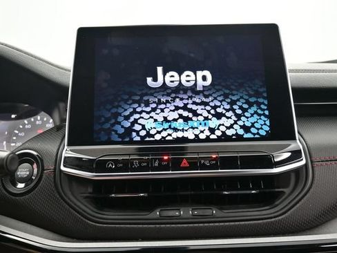 Used 2025 Jeep Compass Trailhawk AWD/4WD image 23