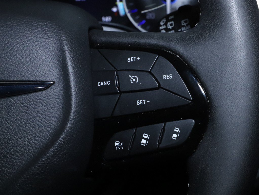 Used 2025 Chrysler Pacifica Limited FWD image 25