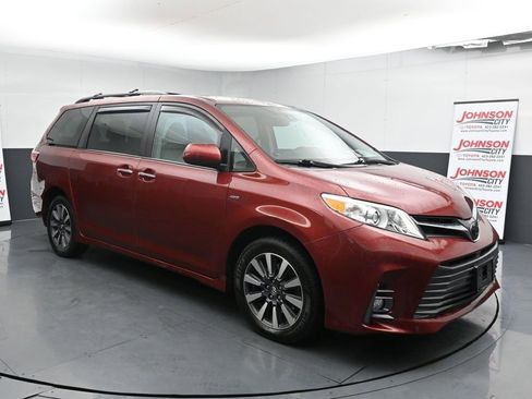 Used 2018 Toyota Sienna XLE image 2