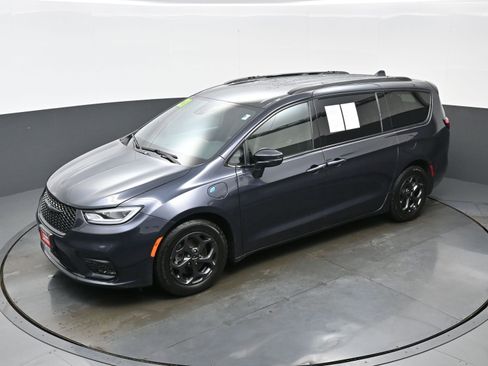Used 2021 Chrysler Pacifica Touring w/ Uconnect Theater Family Group image 35