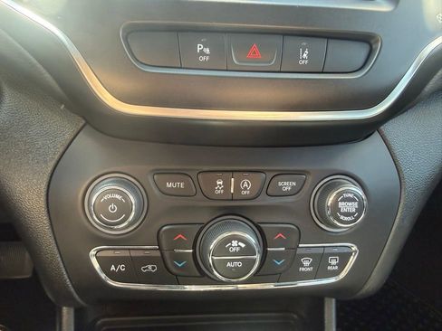 Used 2022 Jeep Cherokee Trailhawk w/ Premium Leather Package AWD/4WD image 21