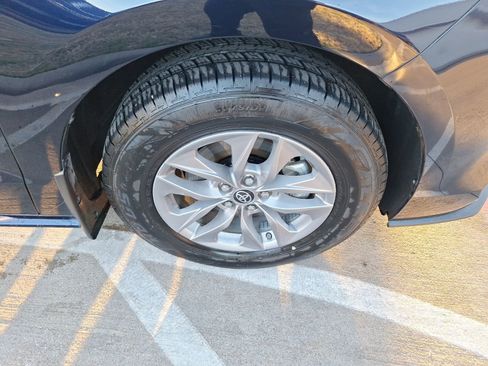 Used 2024 Toyota Sienna LE image 11