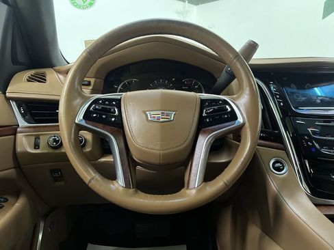 Used 2017 Cadillac Escalade ESV Platinum AWD/4WD image 19
