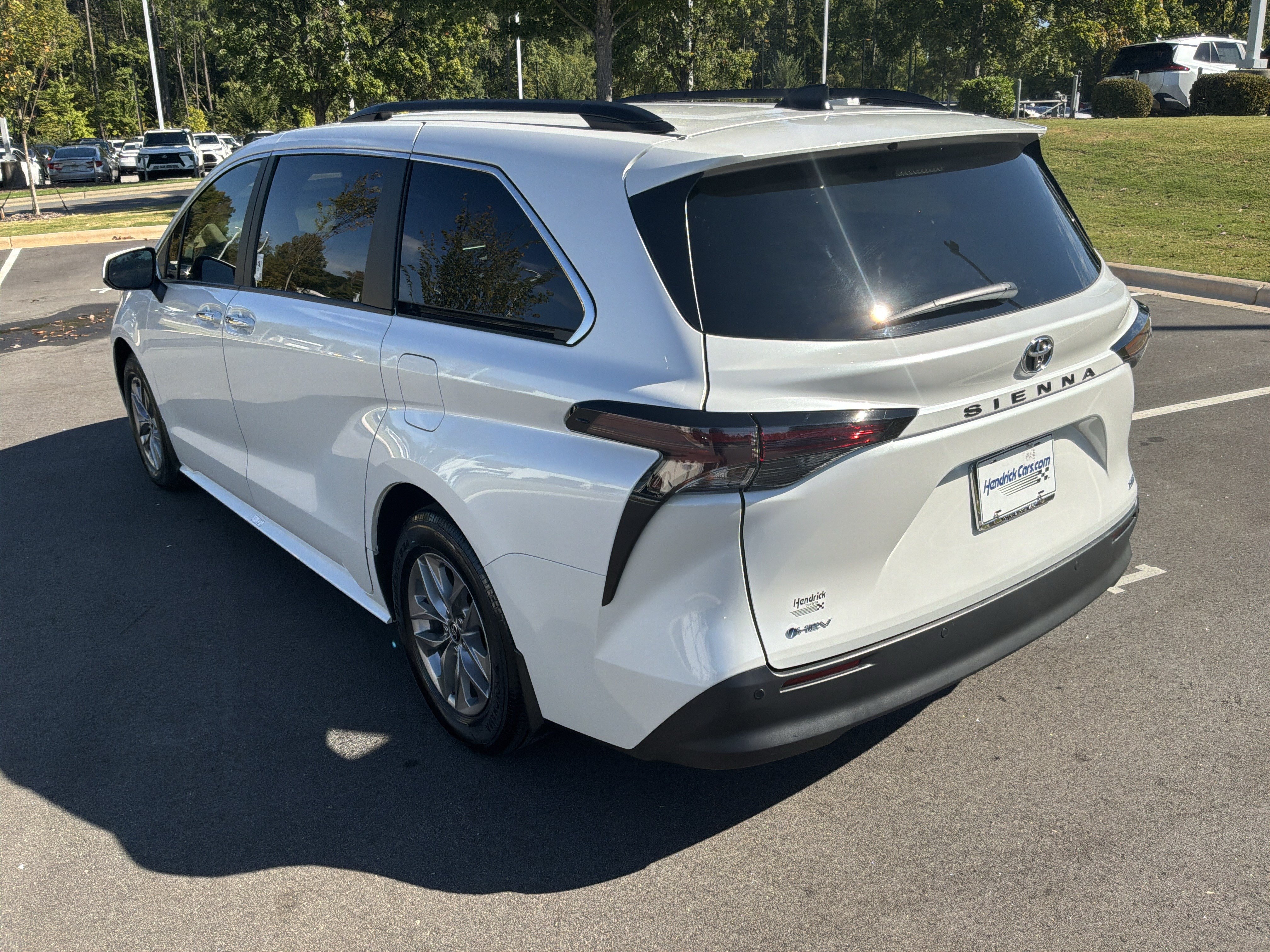 Used 2026 Toyota Sienna XLE FWD image 8