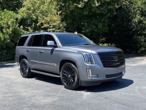 Used 2020 Cadillac Escalade Luxury AWD/4WD image 2
