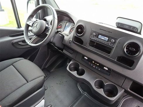 Used 2025 Mercedes-Benz Sprinter 2500 image 13