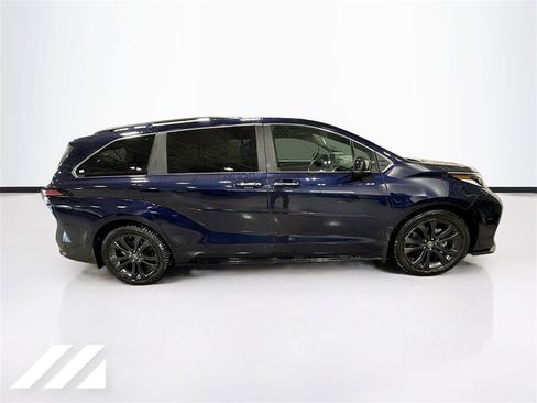 Used 2022 Toyota Sienna XSE image 4