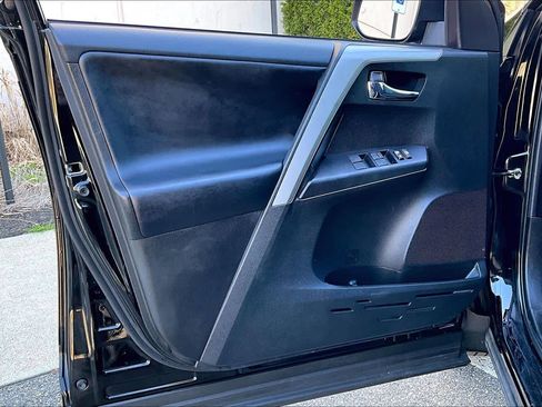 Used 2018 Toyota RAV4 XLE AWD/4WD image 22