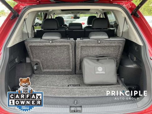 Used 2022 Volkswagen Tiguan SE w/ Panoramic Sunroof Package FWD image 32