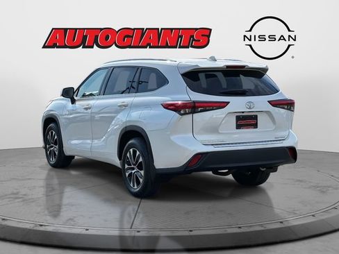 Used 2021 Toyota Highlander XLE image 5