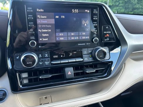 Certified 2021 Toyota Highlander XLE AWD/4WD image 12