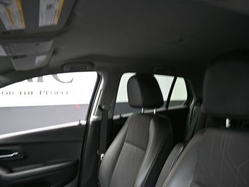 Used 2022 Chevrolet Trax LT w/ LT Convenience Package AWD/4WD image 10