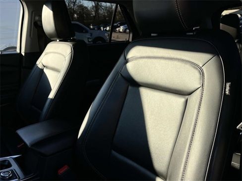 Used 2022 Ford Explorer XLT w/ Equipment Group 202A image 31