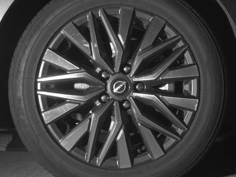 Used 2025 Nissan Altima 2.5 SV FWD image 13