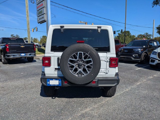 Used 2025 Jeep Wrangler Unlimited Sahara AWD/4WD image 9