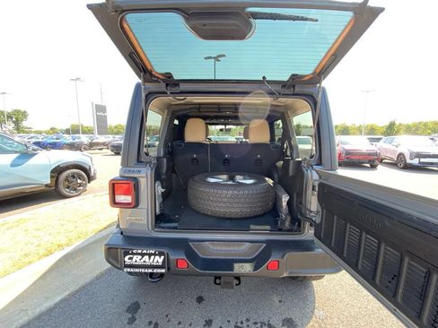 Used 2022 Jeep Wrangler Unlimited Sahara AWD/4WD image 10