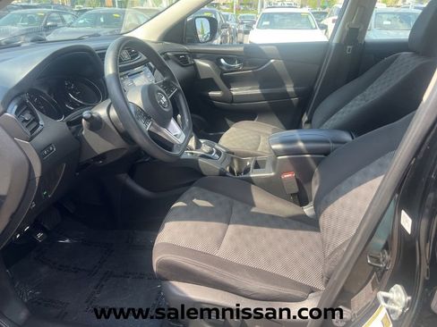 Used 2018 Nissan Rogue Sport SV AWD/4WD image 9
