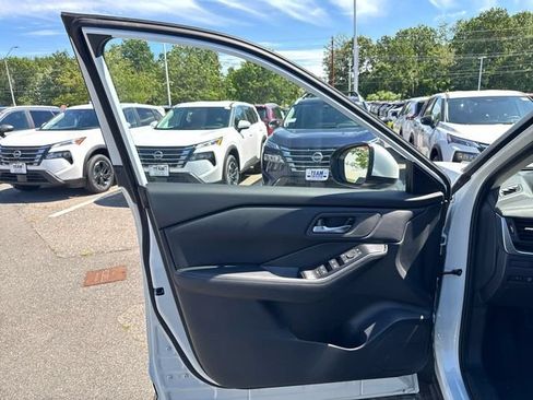 Used 2025 Nissan Rogue SV AWD/4WD image 9
