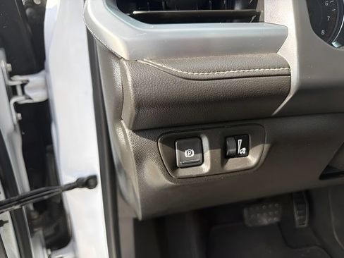 Used 2020 GMC Acadia SLT FWD image 18