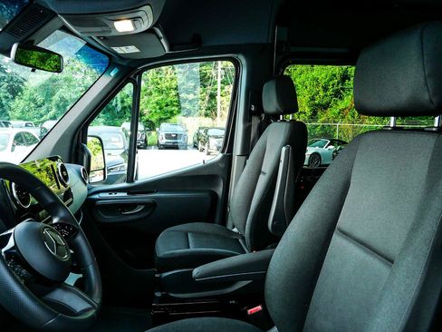 Used 2025 Mercedes-Benz Sprinter 2500 image 5