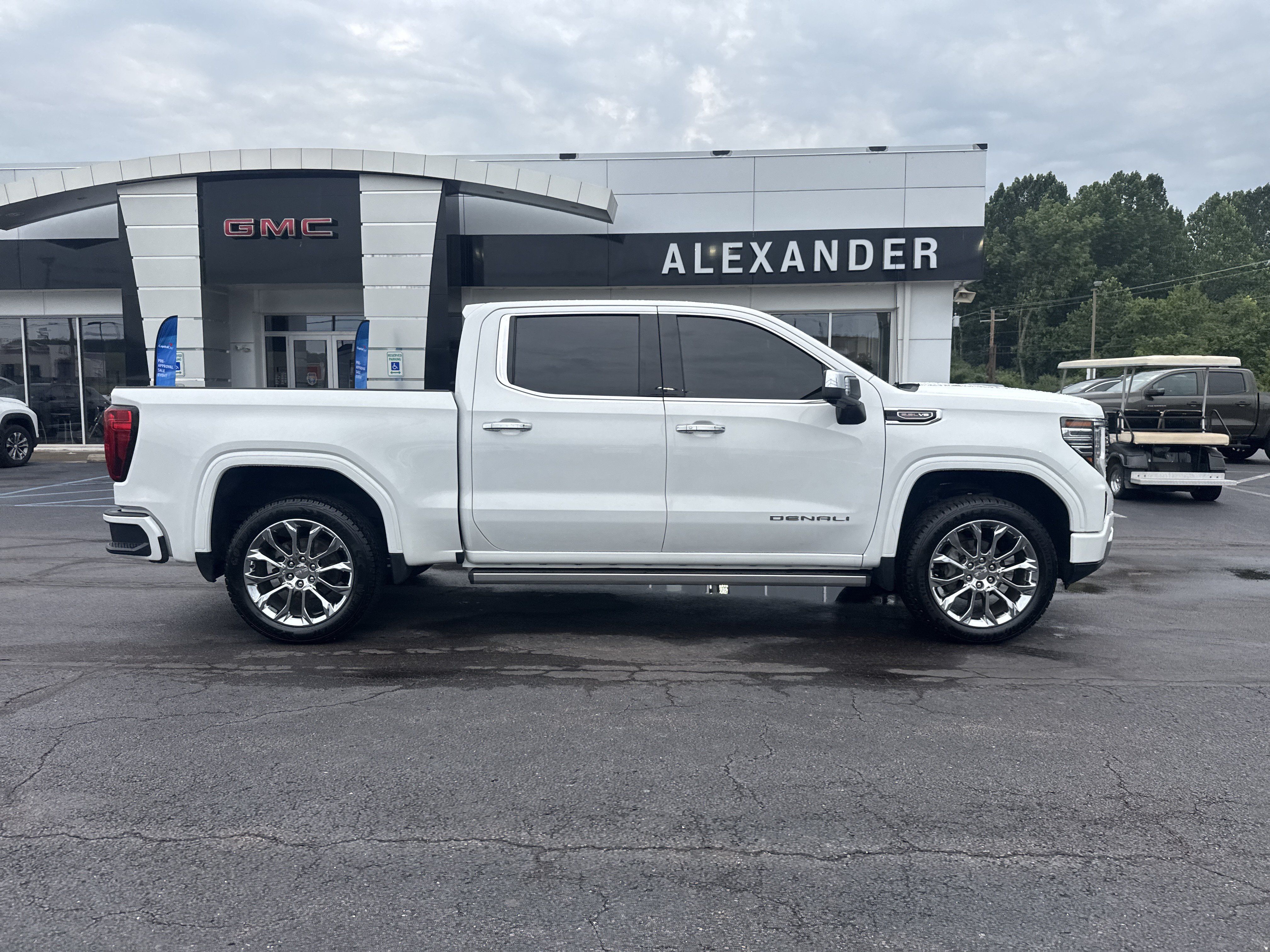 Used 2024 GMC Sierra 1500 Denali w/ Denali Reserve Package AWD/4WD image 2