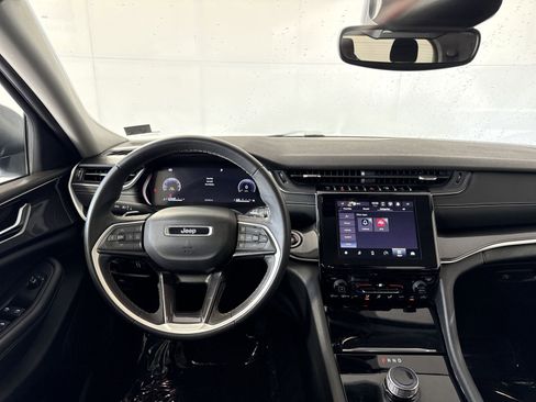 Used 2023 Jeep Grand Cherokee L Laredo image 16