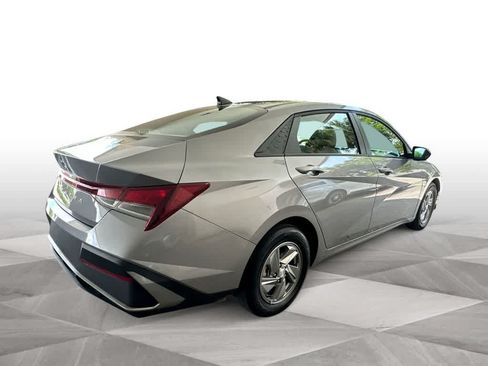 Used 2025 Hyundai Elantra SE FWD image 8