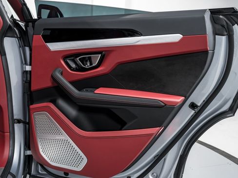 Used 2022 Lamborghini Urus AWD/4WD image 32