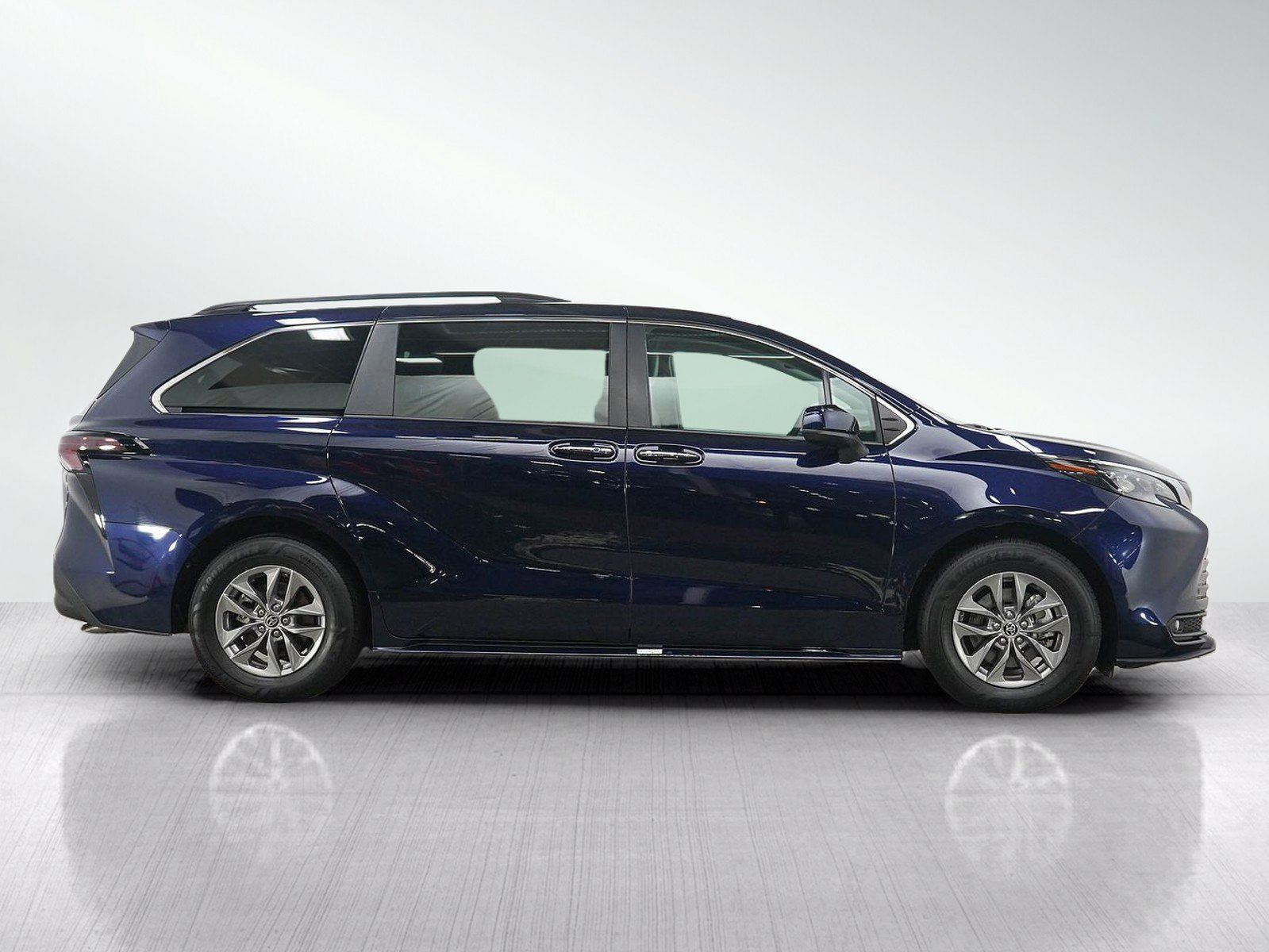 Used 2025 Toyota Sienna XLE w/ XLE Plus Package AWD/4WD image 6