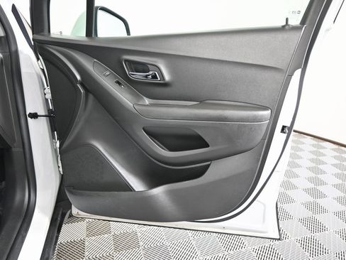 Used 2022 Chevrolet Trax LT w/ LT Convenience Package image 12