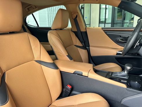 Used 2025 Lexus ES 300h w/ Premium Package FWD image 31