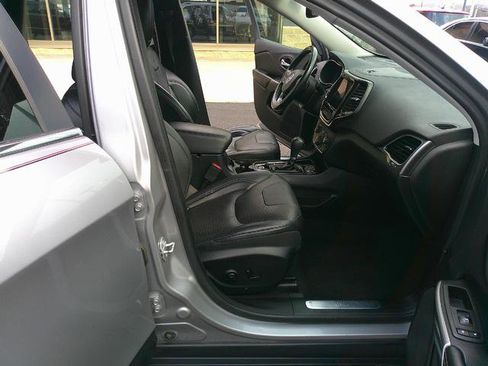 Used 2019 Jeep Cherokee Limited image 6