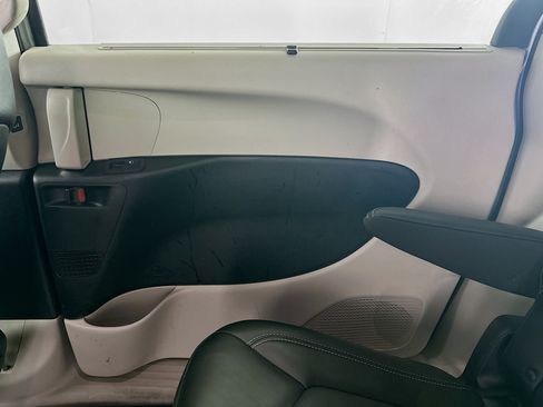 Used 2023 Chrysler Pacifica Touring-L FWD image 30