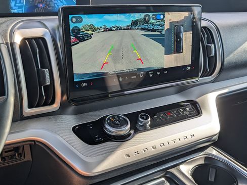 Used 2025 Ford Expedition Active image 32