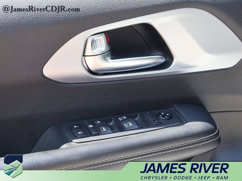Used 2019 Chrysler Pacifica Touring Plus w/ Advanced Safetytec Group FWD image 20